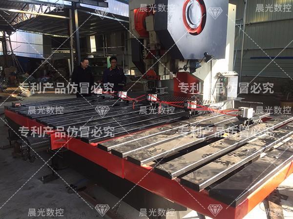 我們應(yīng)該如何安裝沖床送料機(jī)？