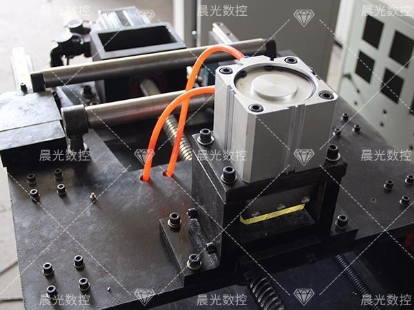 如何使用角鋼沖孔機